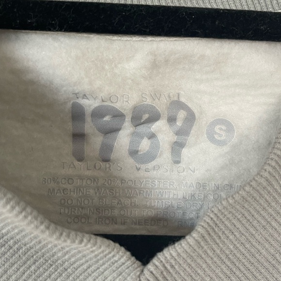 Taylor Swift “Welcome to New York” Ribbed v Neck Sweatshirt - Picture 4 of 4